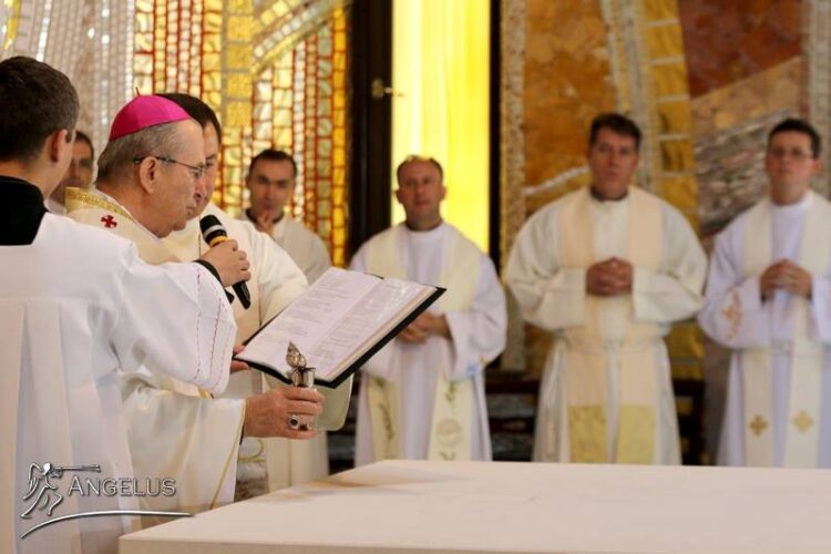 liturghia-de-consfintire-a-sanctuarului-m
